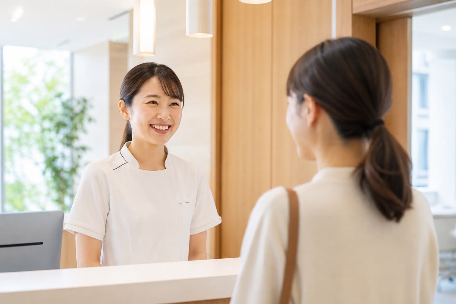 定期メンテナンスで通院する患者と歯科衛生士のイメージ