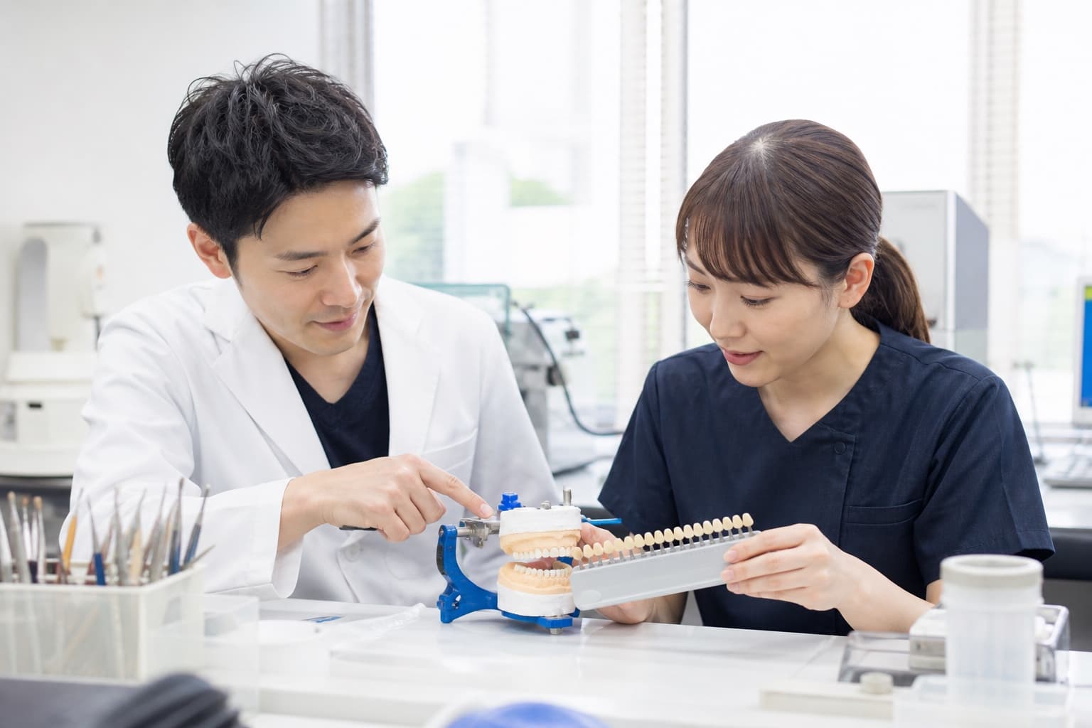 歯科医師と歯科技工士が打ち合わせをするイメージ