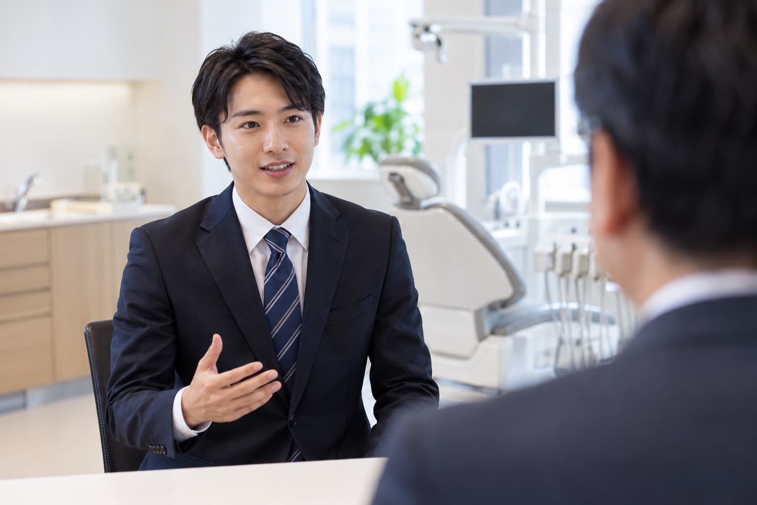 面接で受け答えする歯科医師のイメージ
