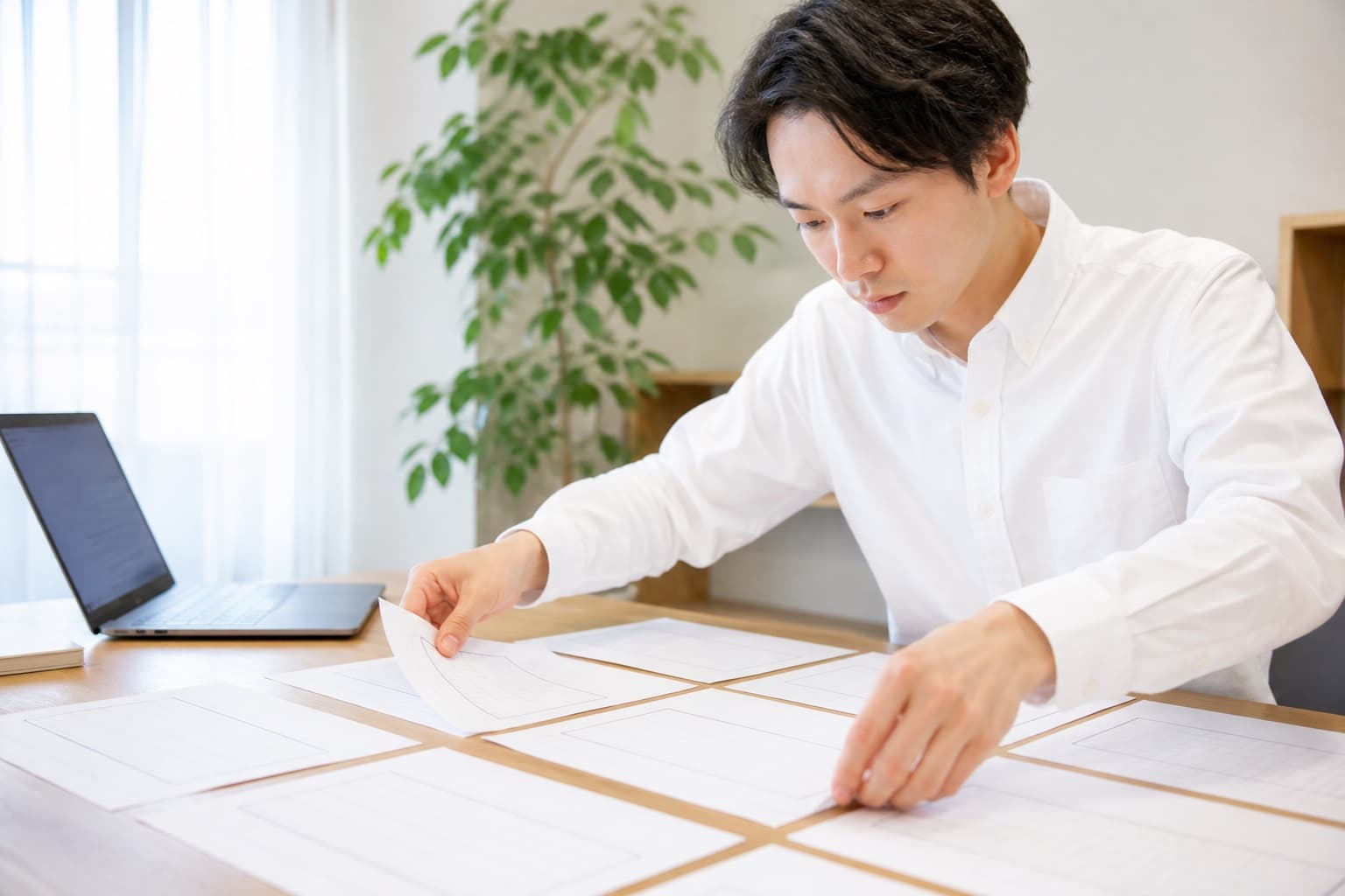 職務経歴書の構成を検討するイメージ